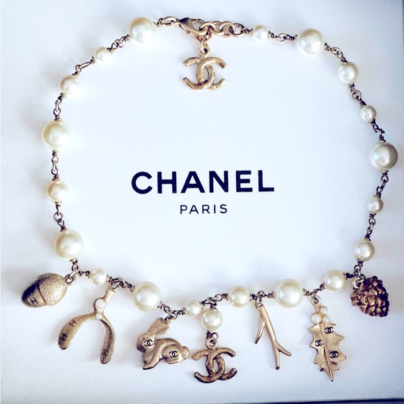 CHANEL Jewelry - Vintage CHANEL Fall Botanical Pearl Charm Choker Rare Goldtone ✨ 🐰🍂